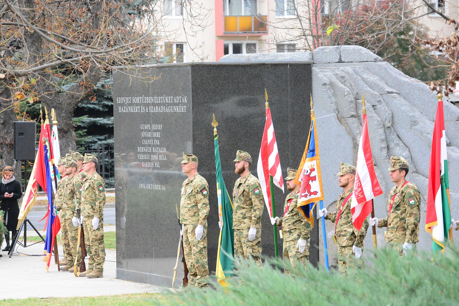 Megemlékezés és koszorúzás az Ötvenhatosok terén Székesfehérváron